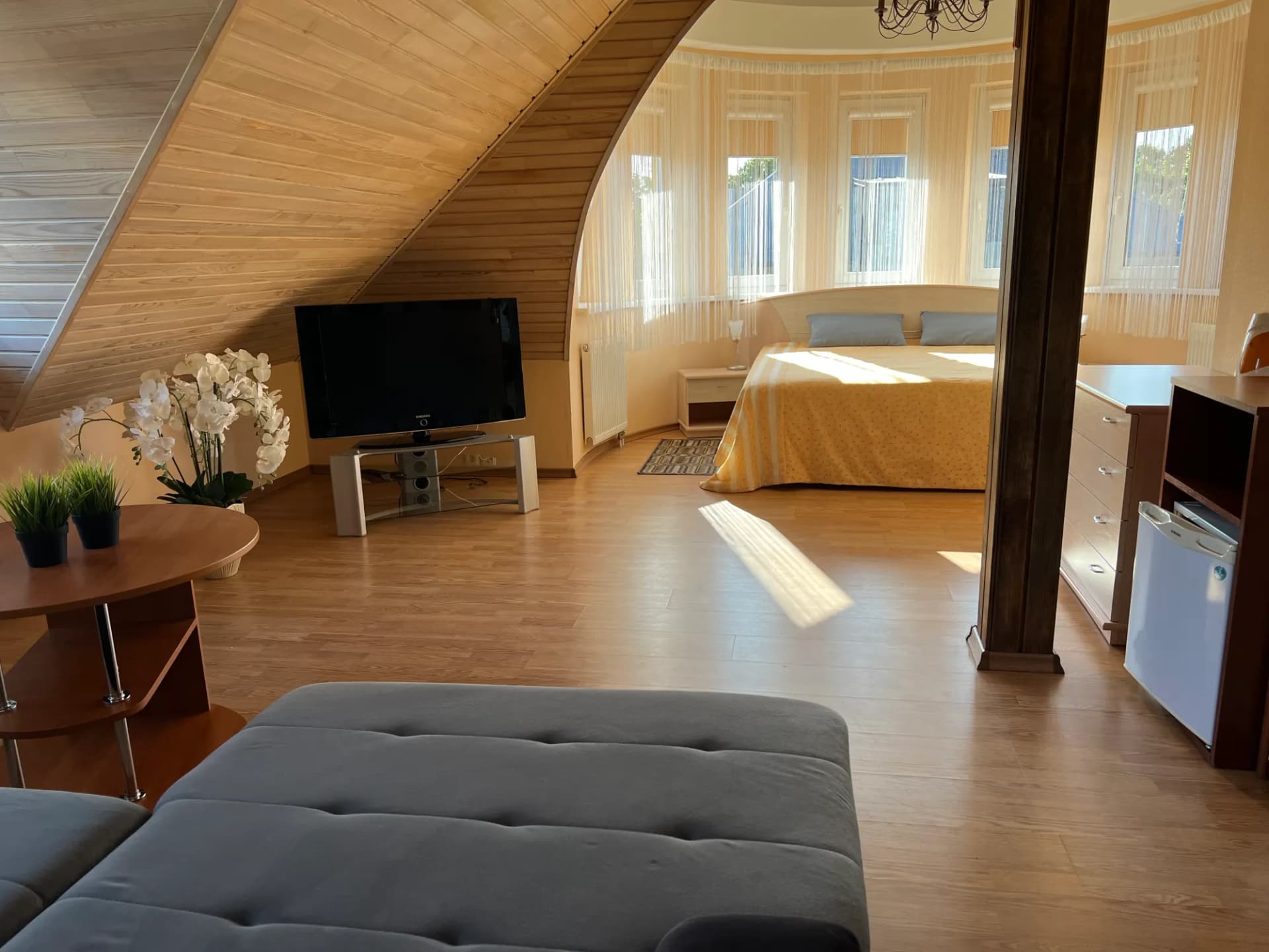 Ketvirtojo kambario svetainė iš kito kampo, pro angą matyti miegamasis su erkeriu